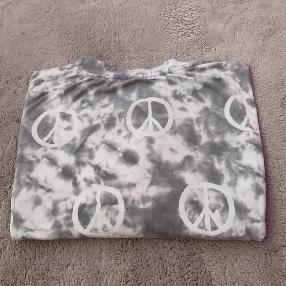 It’s an XL color white and great with peace sign ☮️